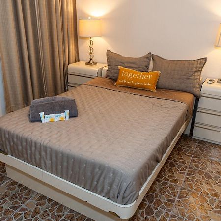Compact Haven With Private Entrance And Free Parking And Laundry Appartement Ponce Buitenkant foto