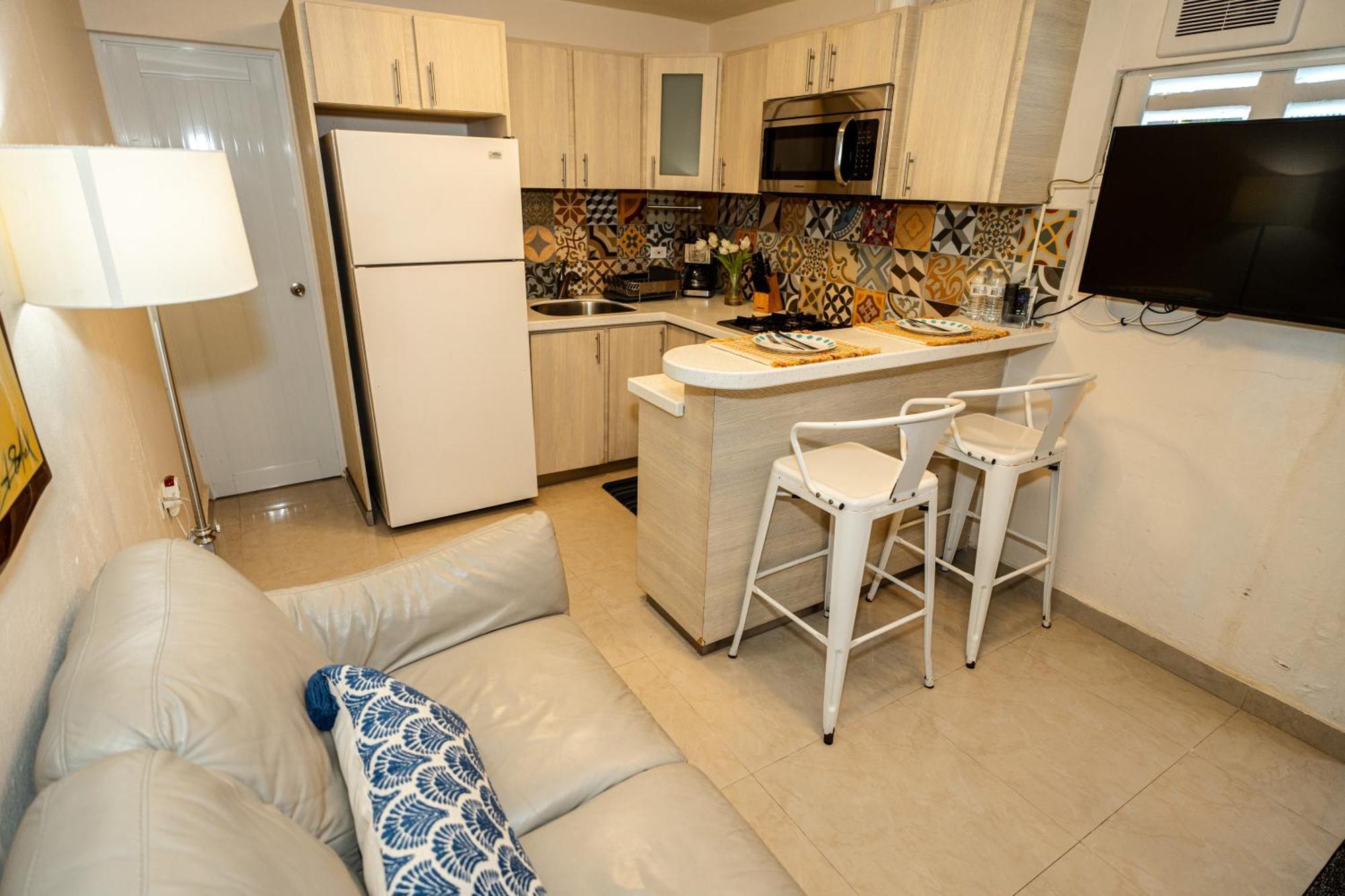 Compact Haven With Private Entrance And Free Parking And Laundry Appartement Ponce Buitenkant foto