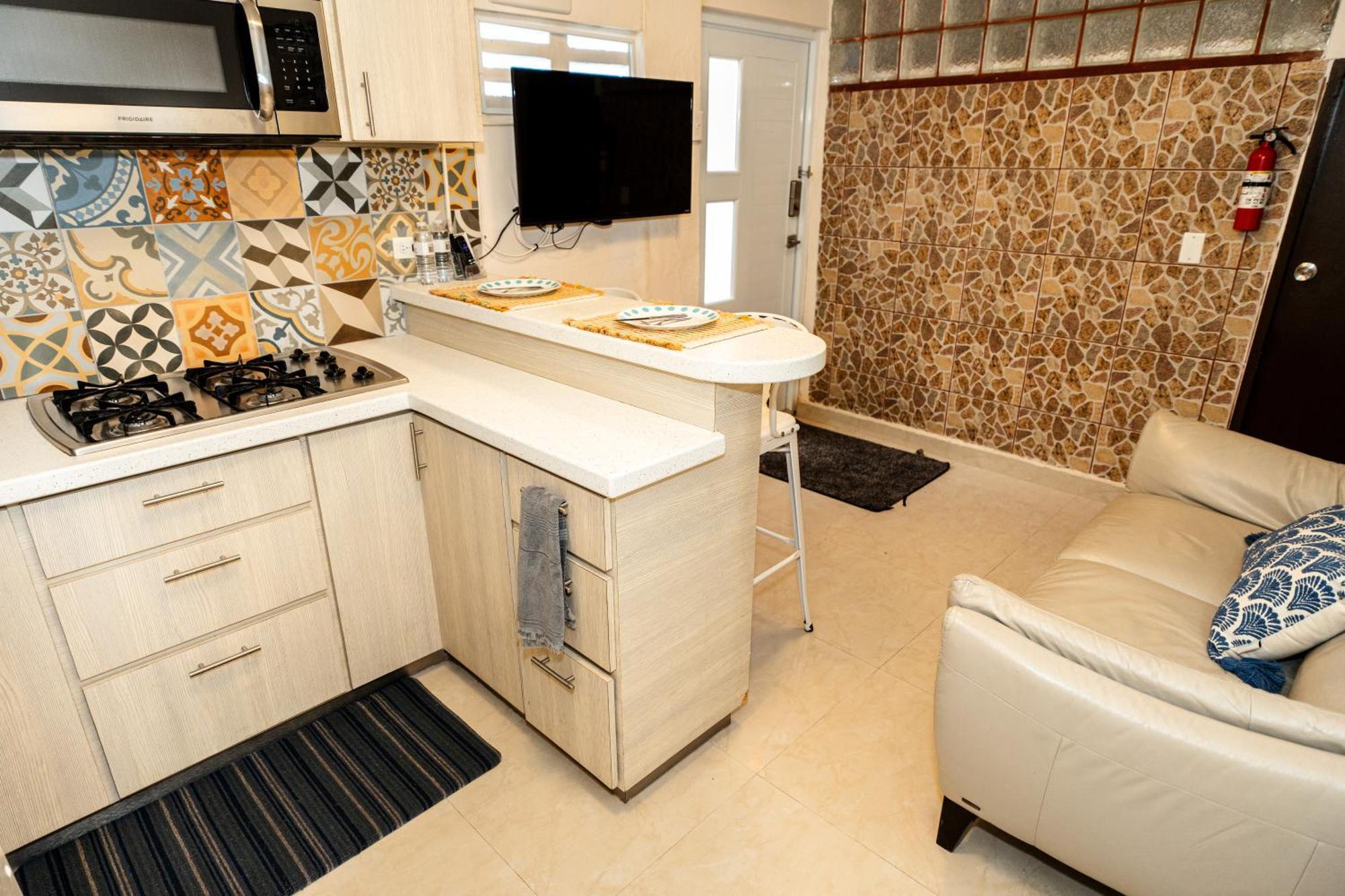 Compact Haven With Private Entrance And Free Parking And Laundry Appartement Ponce Buitenkant foto